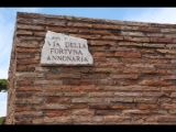 08105 ostia - regio v - via della fortuna della annonaria - ecke semita dei cippi - schild.jpg